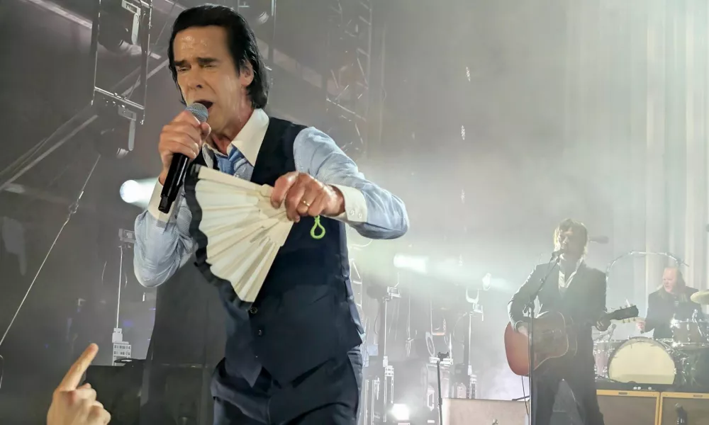 Vročino je na dveh puljskih koncertih &scaron;e kako občutil tudi zvezdnik Nick Cave. Kar nekajkrat si je pri damah v prvih vrstah izposodil pahljačo &hellip;&nbsp; / Foto: Andraž Gombač 