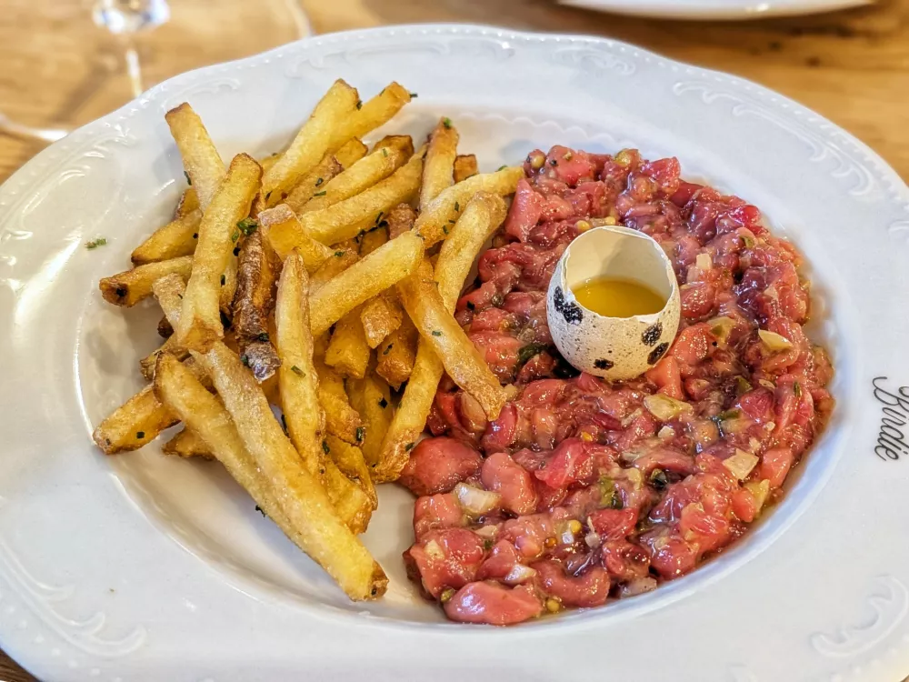 Tatarski biftek in ocvrt krompirček, Birdie Ljubljana