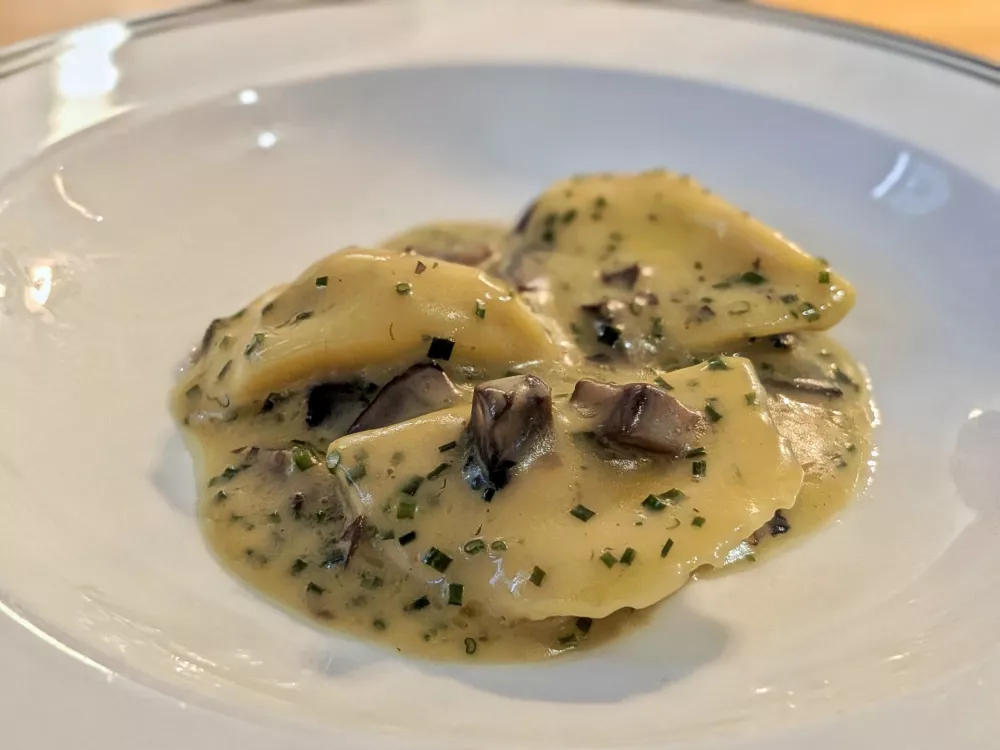 Ravioli s skuto, gobami in figovo marmelado, Birdie Ljubljana