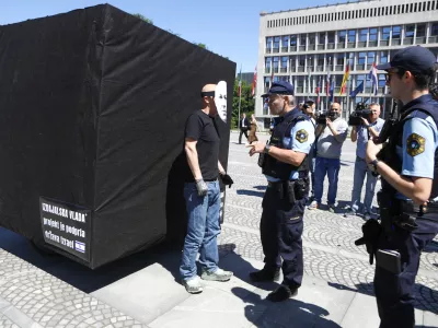 Točno ob 11:00 bomo na Trgu republike izvedli simbolično akcijo, ki bo ponazorila vso absurdnost trenutne politične situacije in tudi z lastnimi besedami politikov najbolj nazorno možno predstavila njihovo izdajo volilk in volilcev, ki so jim verjeli.. protest black cube foto luka cjuha