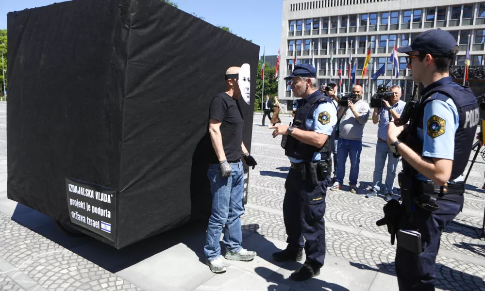 Točno ob 11:00 bomo na Trgu republike izvedli simbolično akcijo, ki bo ponazorila vso absurdnost trenutne politične situacije in tudi z lastnimi besedami politikov najbolj nazorno možno predstavila njihovo izdajo volilk in volilcev, ki so jim verjeli.. protest black cube foto luka cjuha