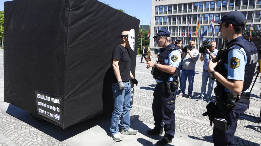 Točno ob 11:00 bomo na Trgu republike izvedli simbolično akcijo, ki bo ponazorila vso absurdnost trenutne politične situacije in tudi z lastnimi besedami politikov najbolj nazorno možno predstavila njihovo izdajo volilk in volilcev, ki so jim verjeli.. protest black cube foto luka cjuha