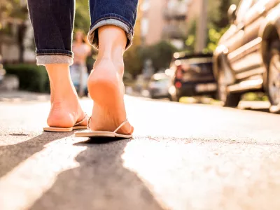Woman wearing FlipFlops walking down the street on a sunny summer day- closeup of the feet / Foto: Milicad Getty Images/istockphoto