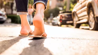 Woman wearing FlipFlops walking down the street on a sunny summer day- closeup of the feet / Foto: Milicad Getty Images/istockphoto