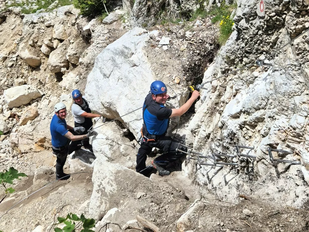 Pomemben del dejavnosti opravljajo markacisti, ki vzdržujejo enotno mrežo planinskih poti. Foto Jurij Videc