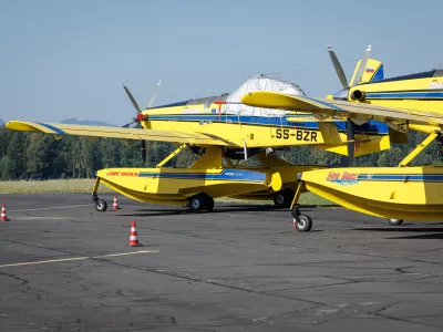 Brnik, Letalisce Jozeta Pucnika Ljubljana.Izjava za medije Uprave RS za zascito in resevanje o pozarni ogrozenosti naravnega okolja.Letalo air tractor.