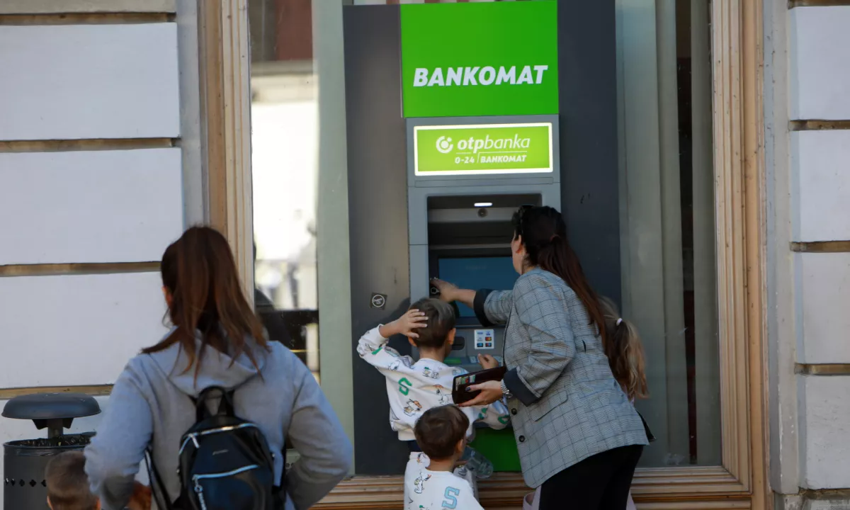 Komitenti OTP, pozor: banka zaznava zlorabe plačilnih kartic