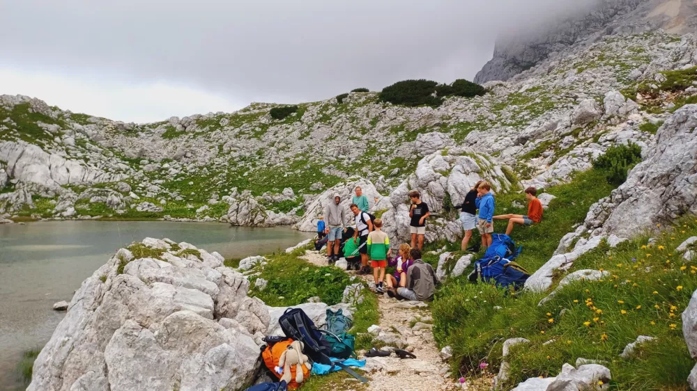 Vročinski val je dosegelj gore, zaradi pomanjkanja vode zaskrbljeni tudi v kočah