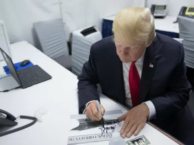 Trump, podpis. Foto: Profimedia