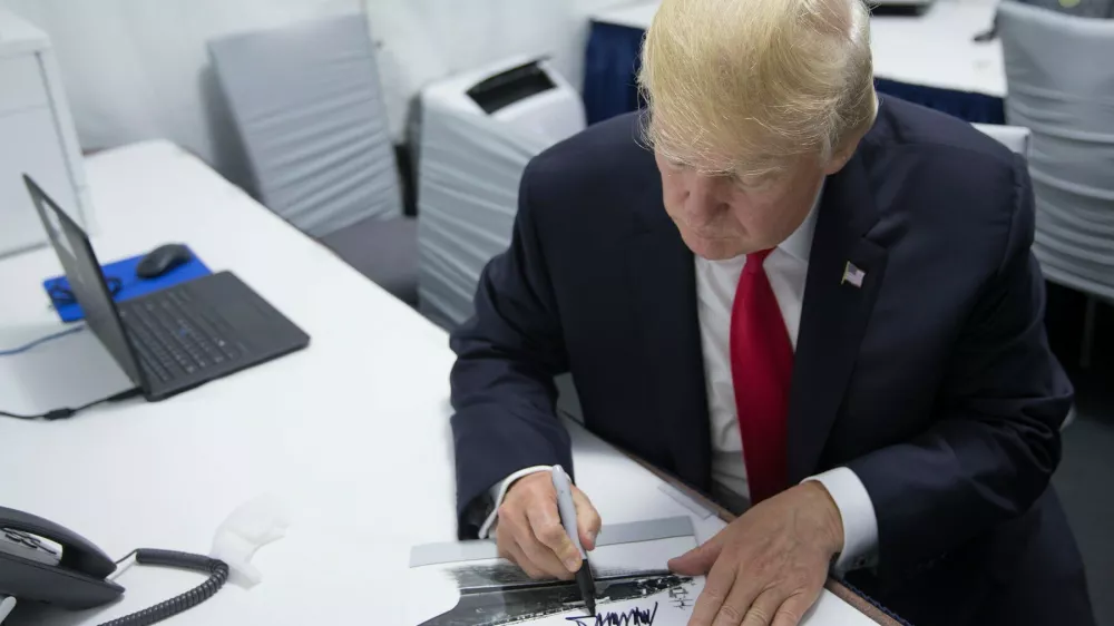 Trump, podpis. Foto: Profimedia