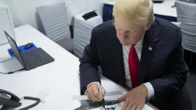 Trump, podpis. Foto: Profimedia
