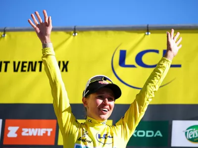 Cycling - Tour de France Femmes - Stage 7 - La Voulte-sur-Rhone to Mont Ventoux - La Voulte-sur-Rhone, France - August 7, 2026 Canyon//SRAM's Katarzyna Niewiadoma-Phinney celebrates on the podium with the yellow jersey after winning stage 7 REUTERS/Manon Cruz