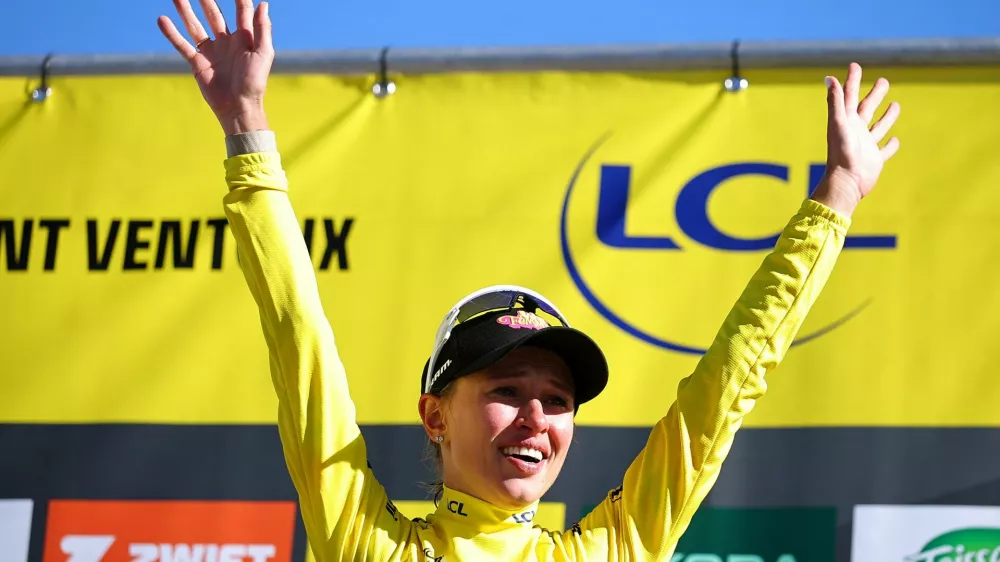 Cycling - Tour de France Femmes - Stage 7 - La Voulte-sur-Rhone to Mont Ventoux - La Voulte-sur-Rhone, France - August 7, 2026 Canyon//SRAM's Katarzyna Niewiadoma-Phinney celebrates on the podium with the yellow jersey after winning stage 7 REUTERS/Manon Cruz