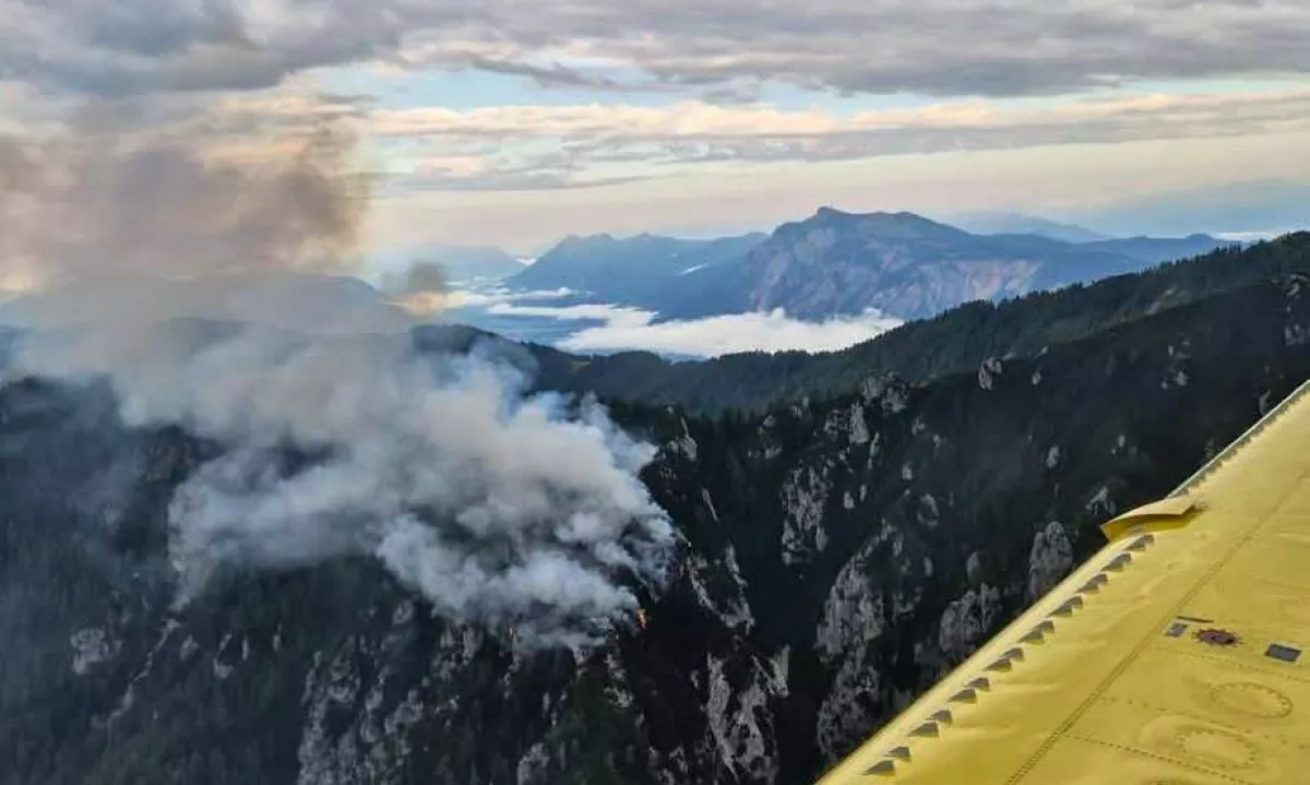 Požar na težko dostopnem terenu v okolici Kranjske Gore delno omejen