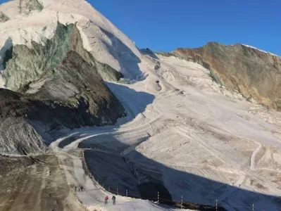 Vročinski val je zagodel tudi smuči&scaron;ču v Saas-Feeju. Foto: saas-fee.ch/de/webcam
