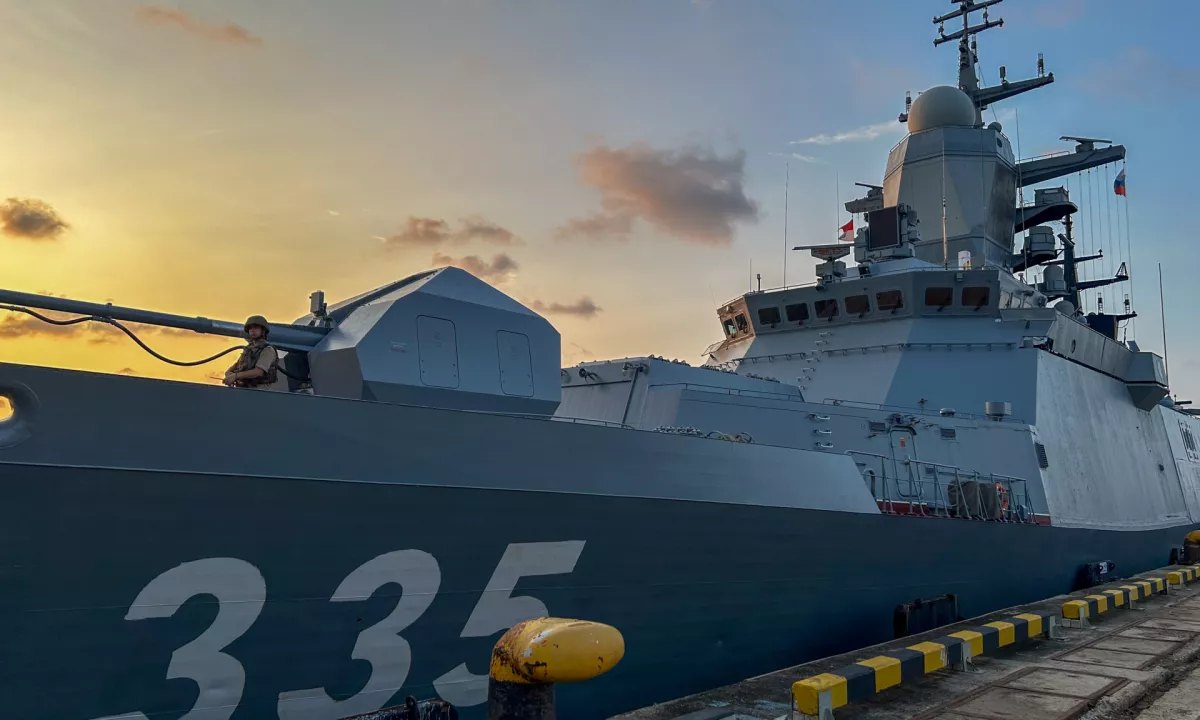 Ruska moč v Tihem oceanu: z obsežno vojaško vajo preizkusili mornarico in balistične rakete