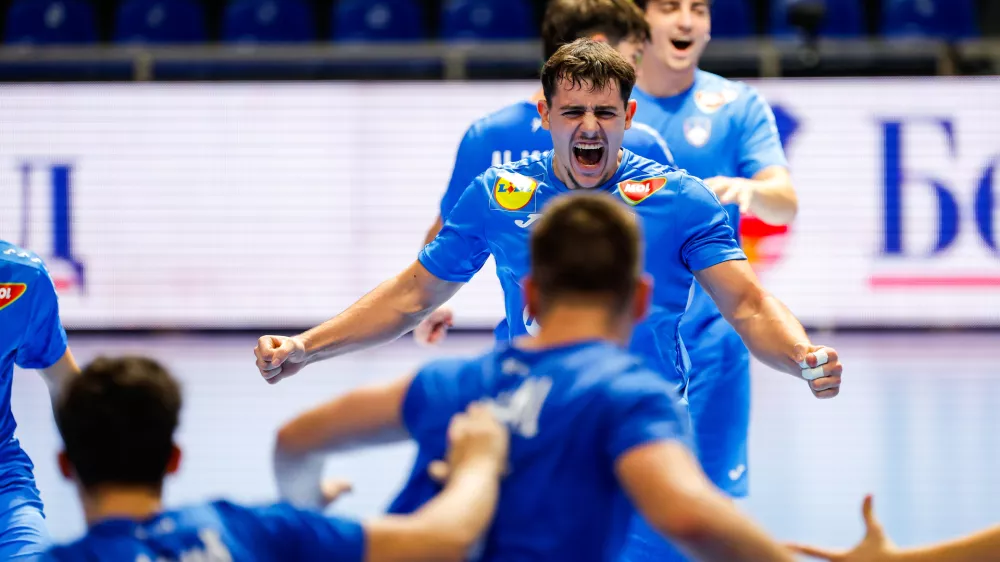 Beograd, Srbija.Evropsko mosko prvenstvo v rokometu do 18 let.Polfinalna tekma med Slovenijo in Dansko.