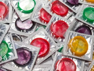 Colorful condoms background. Top view. / Foto: Nikolay Zaiarnyi
