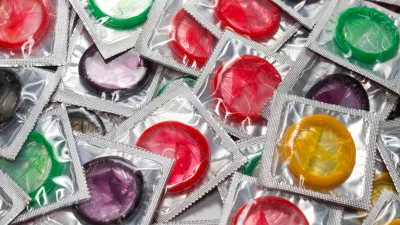 Colorful condoms background. Top view. / Foto: Nikolay Zaiarnyi