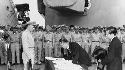 Japonski minister za zunanje zadeve Mamoru Shigemitsu pri podpisovanju japonske listine o predaji na krovu bojne ladje USS Missouri, pri tem pa nad podpisom bdi general Richard K. Sutherlan. / Foto: Wikipedija