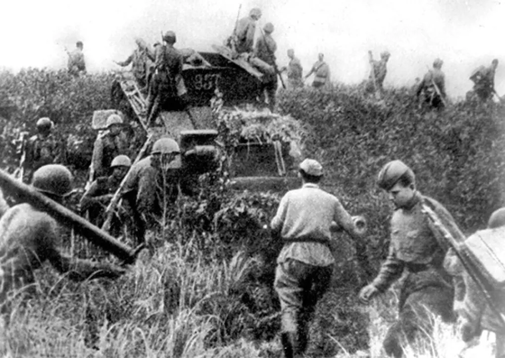 Sovjetska pehota prečka mejo Mandžurije, fotografija je nastala 9. avgusta 1945. / Foto: Wikipedija