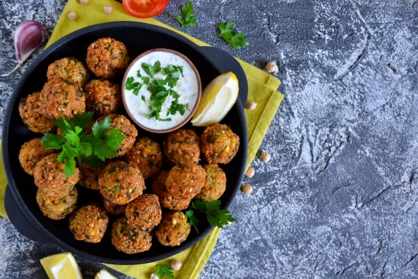 Falafel - deep fried balls of ground chickpeas with tahini sauce from / Foto: Zefirchik06