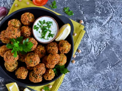 Falafel - deep fried balls of ground chickpeas with tahini sauce from / Foto: Zefirchik06