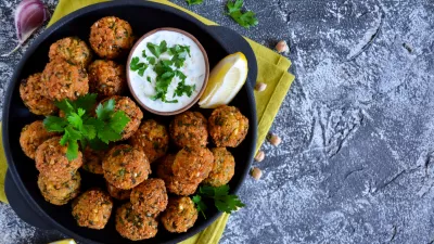Falafel - deep fried balls of ground chickpeas with tahini sauce from / Foto: Zefirchik06