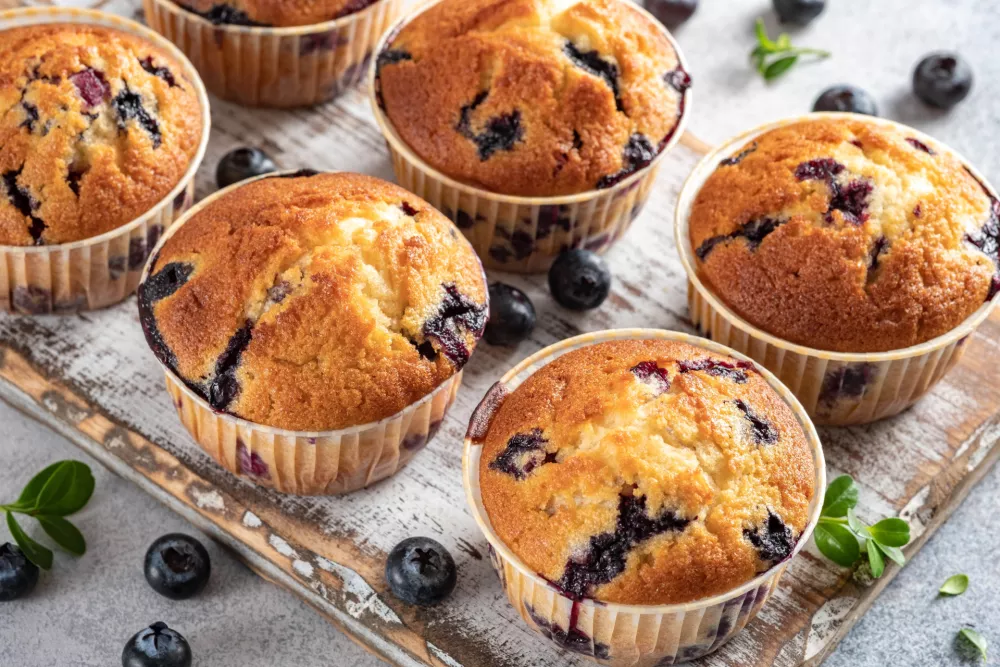 Homemade vegan blueberry muffins on white background. / Foto: Azurita