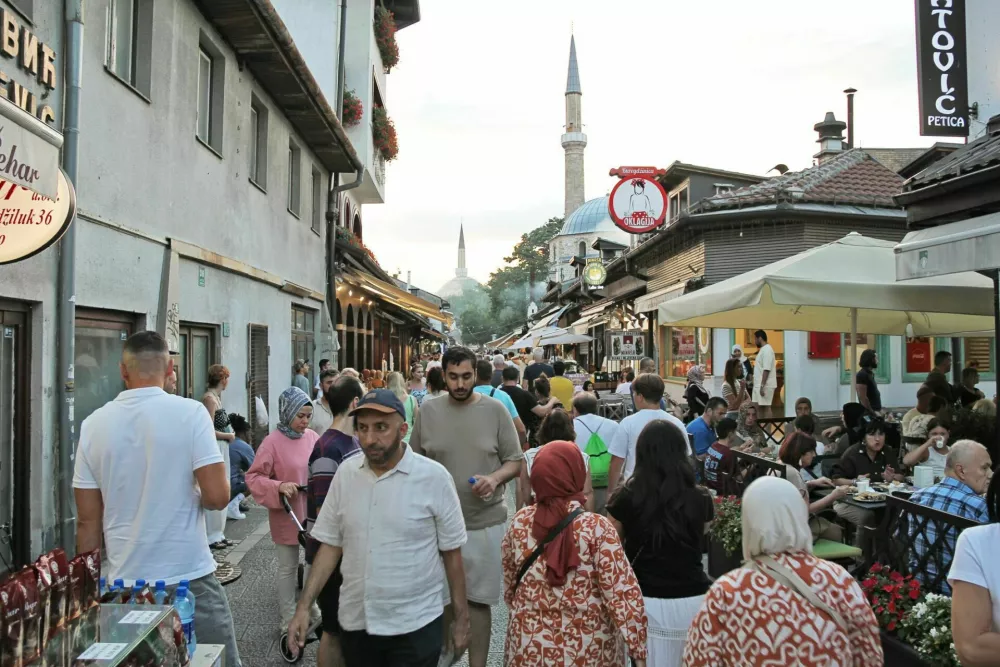 Sarajevo, Bosnia and Herzegovina - August 19 2025: Busy Sarajevo Old Town Street View with Mosque and Tourist Crowd in Bosnia and Herzegovina / Foto: Angela Cini