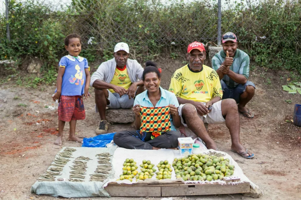Port Moresby / Papua New Guinea: woman selling betel nuts (areca nuts) surrounded by men at a street stall outside Port Moresby / Foto: Juan Alberto Casado