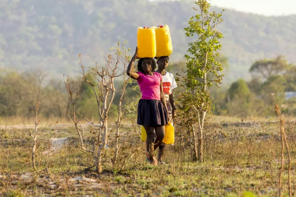 Two girls carrying gallons of Water on their heads in a water-scarce region / Foto: Ivan Bruno