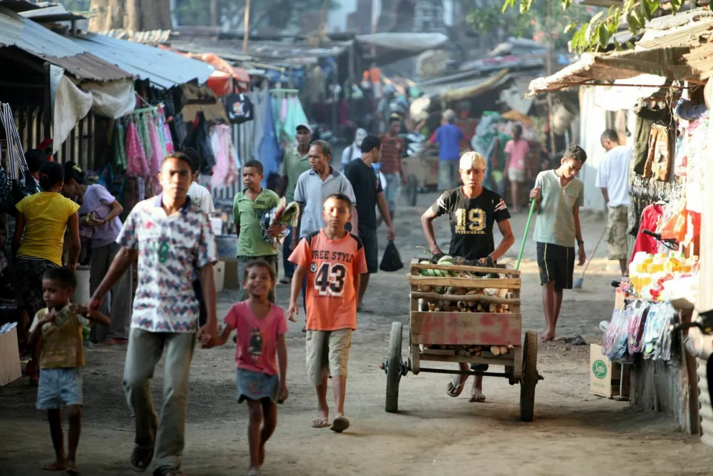 people at the Market in the city of Dili in the east of East Timor in southeastasia. / Foto: Urf