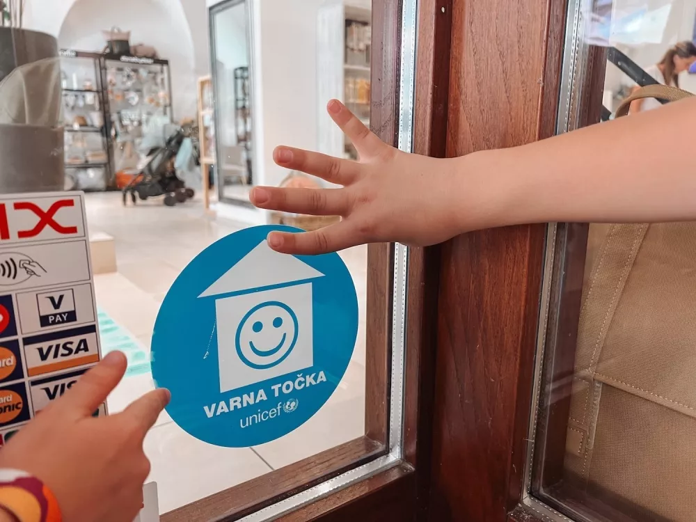 Varne točke, kamor se lahko zatečejo otroci v stiski, so dobro označene, skupaj jih je kar 1100. / Foto: Unicef