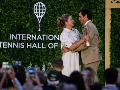 Roger Federer is embraced by his wife Mirka during his induction ceremony at the International Tennis Hall of Fame, Saturday, Aug. 29, 2026, in Newport, R.I. (AP Photo/Charles Krupa) / Foto: Charles Krupa