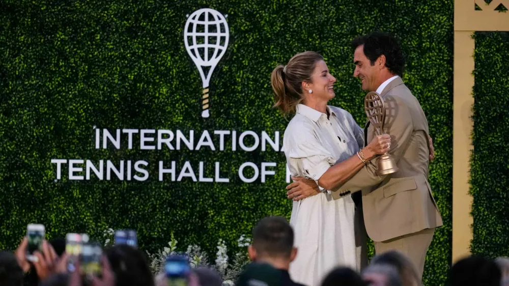 Roger Federer is embraced by his wife Mirka during his induction ceremony at the International Tennis Hall of Fame, Saturday, Aug. 29, 2026, in Newport, R.I. (AP Photo/Charles Krupa) / Foto: Charles Krupa