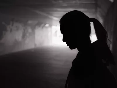 Depressed sad young female standing in a dark tunnel / Foto: Kieferpix