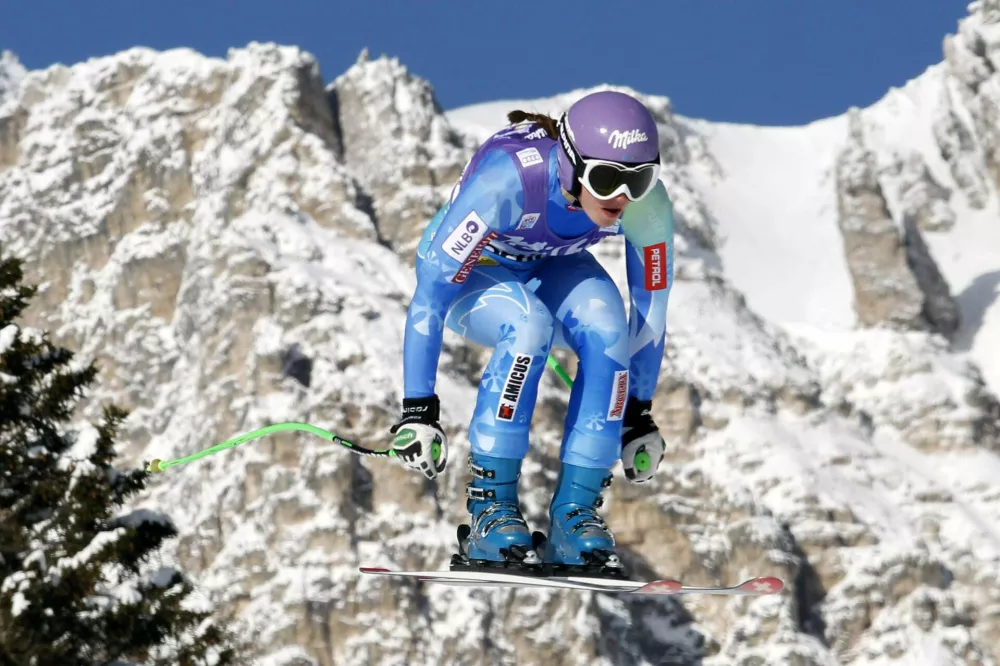 Tina Maze of Slovenia goes airborne during the second training session in the women's downhill event at the Alpine Skiing World Cup in Cortina d'Ampezzo January 18, 2013. REUTERS/Giampiero Sposito (ITALY - Tags: SPORT SKIING) / Foto: Giampiero Sposito