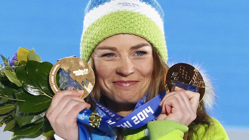 Gold medallist Slovenia's Tina Maze poses during the victory ceremony for the women's alpine skiing giant slalom event at the 2014 Sochi Winter Olympics February 19, 2014. REUTERS/Shamil Zhumatov (RUSSIA - Tags: SPORT SKIING OLYMPICS) / Foto: Shamil Zhumatov