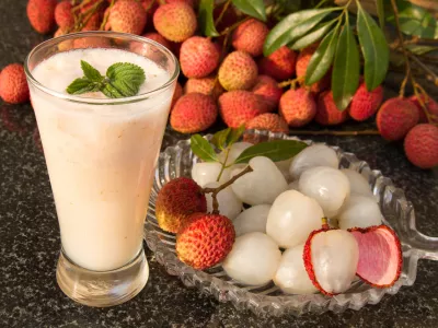 Fresh juicy lychee fruit on a glass plate. Organic leechee sweet fruit. Organic fruit concept. Exotic tropical litschi berry. Peeled lychee fruit. Selective focus. / Foto: Anantaradhika Getty Images