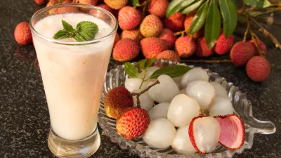 Fresh juicy lychee fruit on a glass plate. Organic leechee sweet fruit. Organic fruit concept. Exotic tropical litschi berry. Peeled lychee fruit. Selective focus. / Foto: Anantaradhika Getty Images