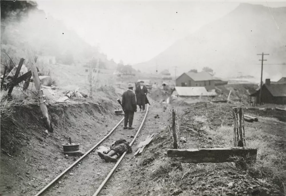 Na fotografiji iz aprila 1914 je železni&scaron;ki tir v okrožju Las Animas, na njem leži ubit pripadnik nacionalne garde Kolorada. Ubit je bil med &raquo;desetdnevno vojno&laquo; v okviru spopadov v koloradskih premogovnikih. Ob njem so oboroženi stavkajoči delavci. / Foto: Wikipedija