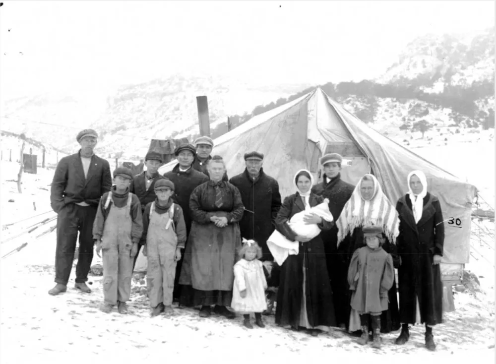Stavkajoči člani sindikata UMWA v naselju Forbes Colony, 1914. Po uničenju naselja 10. marca je Joseph Zanetell (s svetlo kapo, pred dimnikom) zaradi hude zime, ki je tisto leto pritisnila, izgubil novorojena dvojčka. / Foto: Wikipedija