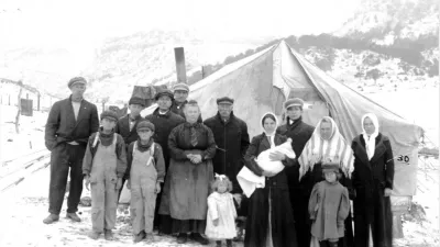 Stavkajoči člani sindikata UMWA v naselju Forbes Colony, 1914. Po uničenju naselja 10. marca je Joseph Zanetell (s svetlo kapo, pred dimnikom) zaradi hude zime, ki je tisto leto pritisnila, izgubil novorojena dvojčka. / Foto: Wikipedija
