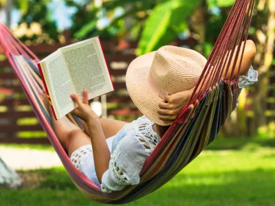 Med uživanjem v viseči mreži in branjem knjige. Kaj bi bilo lep&scaron;ega? / Foto: Istock