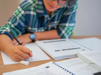 close up young asian student girl using pencil for writing formula of calculus on paper for do homework in library silent zone with textbook, campus lifestyle concept / Foto: Chainarong Prasertthai Getty Images/istockphoto
