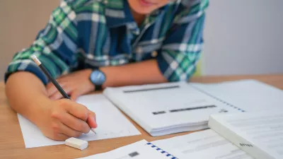 close up young asian student girl using pencil for writing formula of calculus on paper for do homework in library silent zone with textbook, campus lifestyle concept / Foto: Chainarong Prasertthai Getty Images/istockphoto