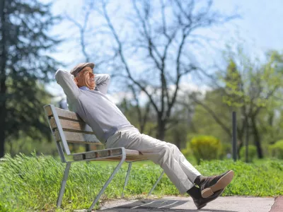 Elderly man relaxing on a park bench on a sunny day / Foto: Ljupco