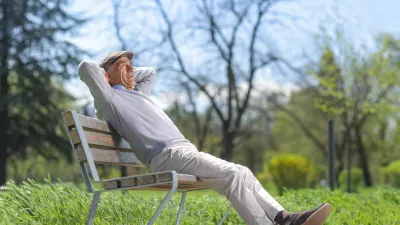 Elderly man relaxing on a park bench on a sunny day / Foto: Ljupco