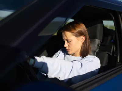 An angry woman driver in a car is tired / Foto: Saevichmikalai Getty Images